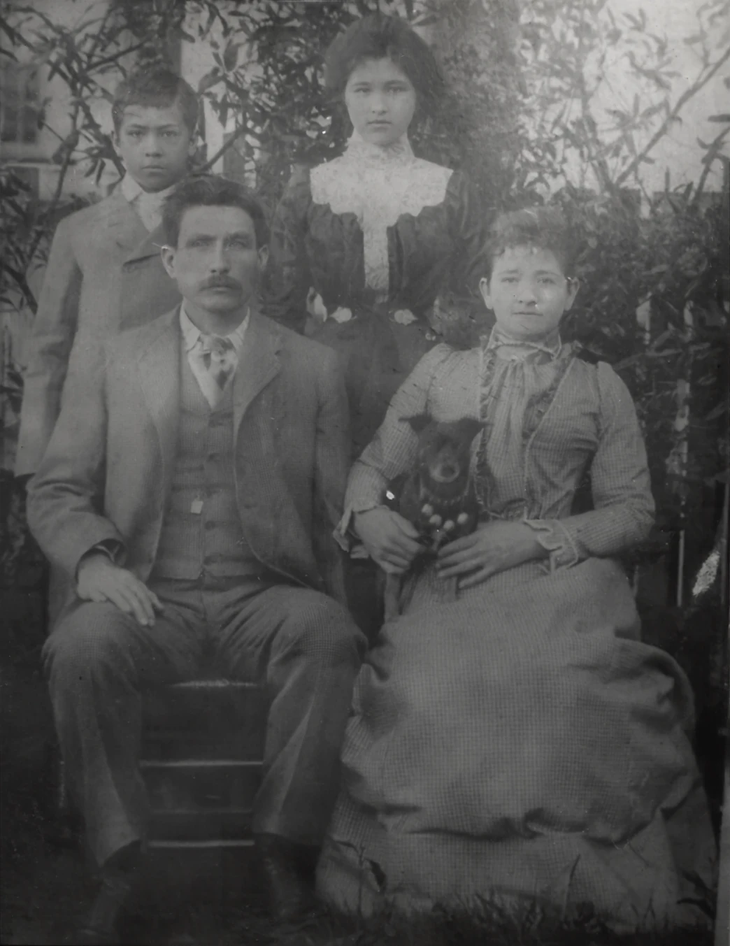 Family portrait around 1903 — Catherine Purdie seated with a small dog beside her husband, with her daughter Alconia and her stepson standing behind